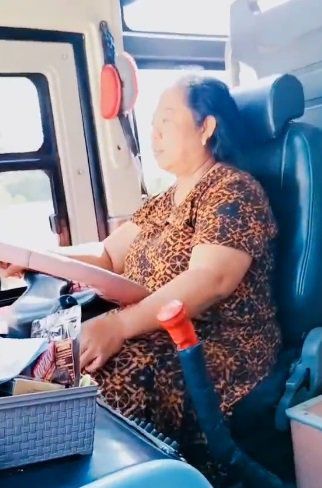 Supir Bus Wanita Pakai Daster