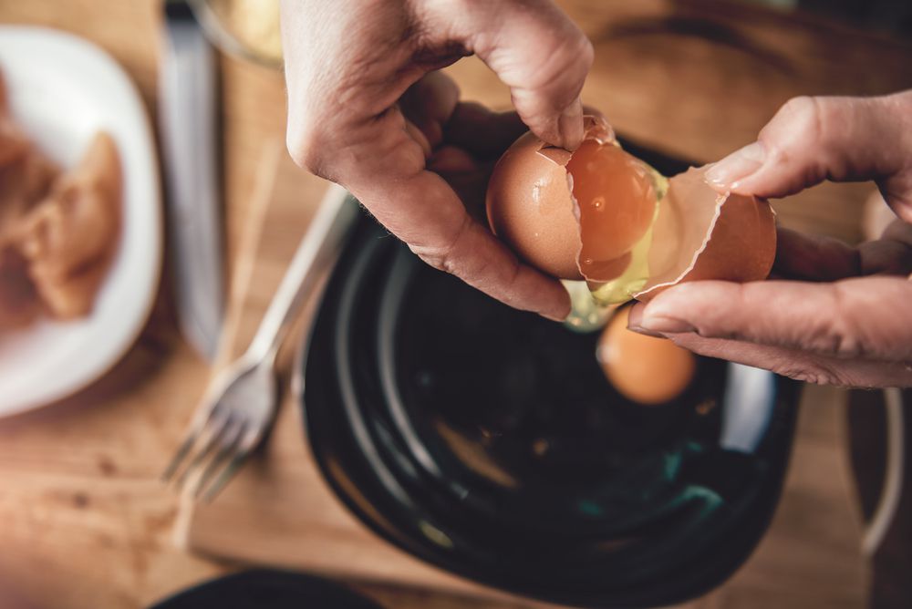 Tips memecahkan telur agar tak berantakan