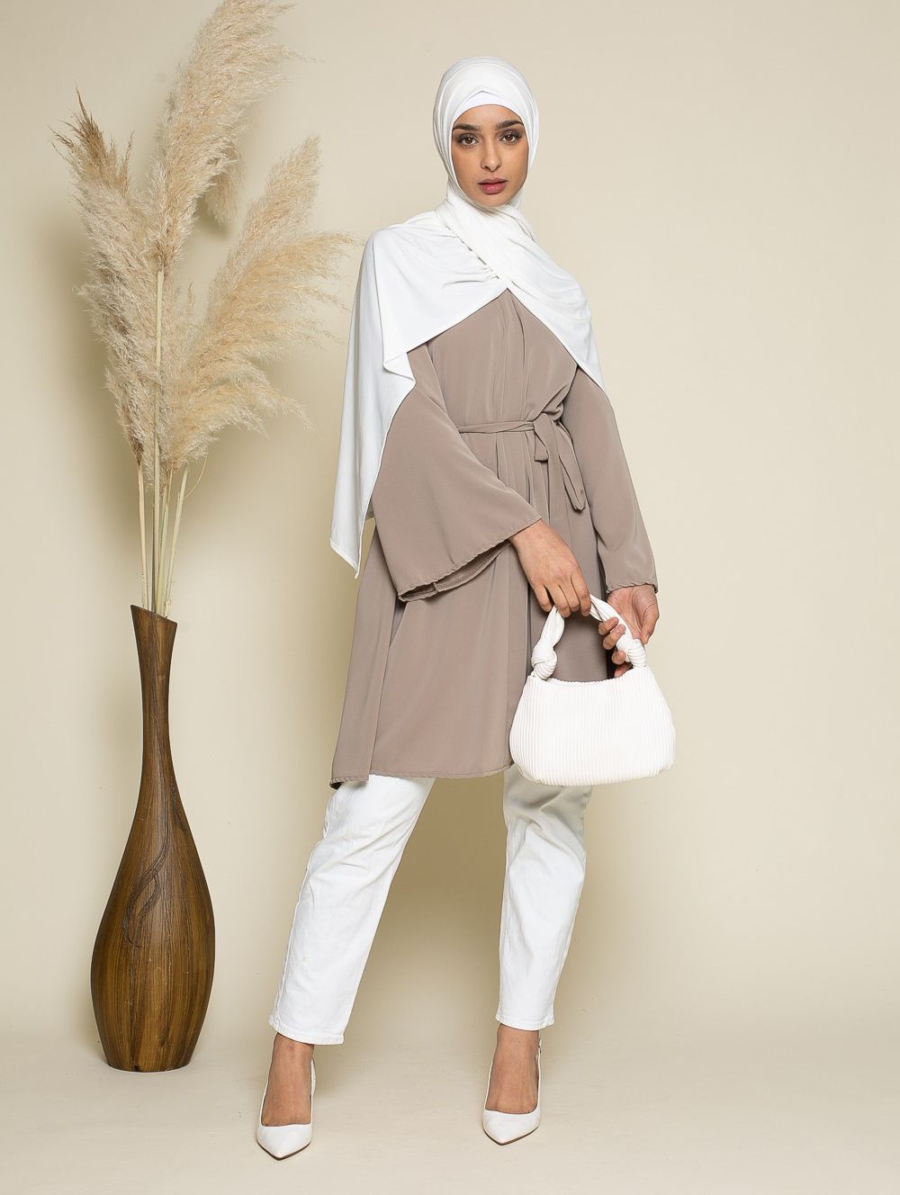 Tips Pakai Hijab Putih - Kenakan Baju Warna Lebih Gelap