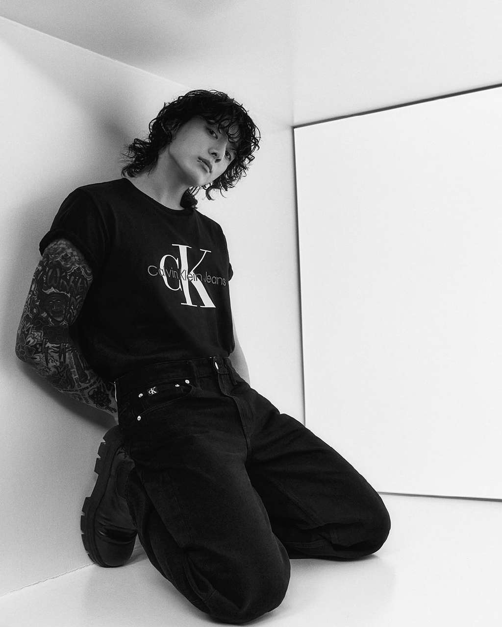 Potret terbaru Jungkook BTS untuk brand Calvin Klein