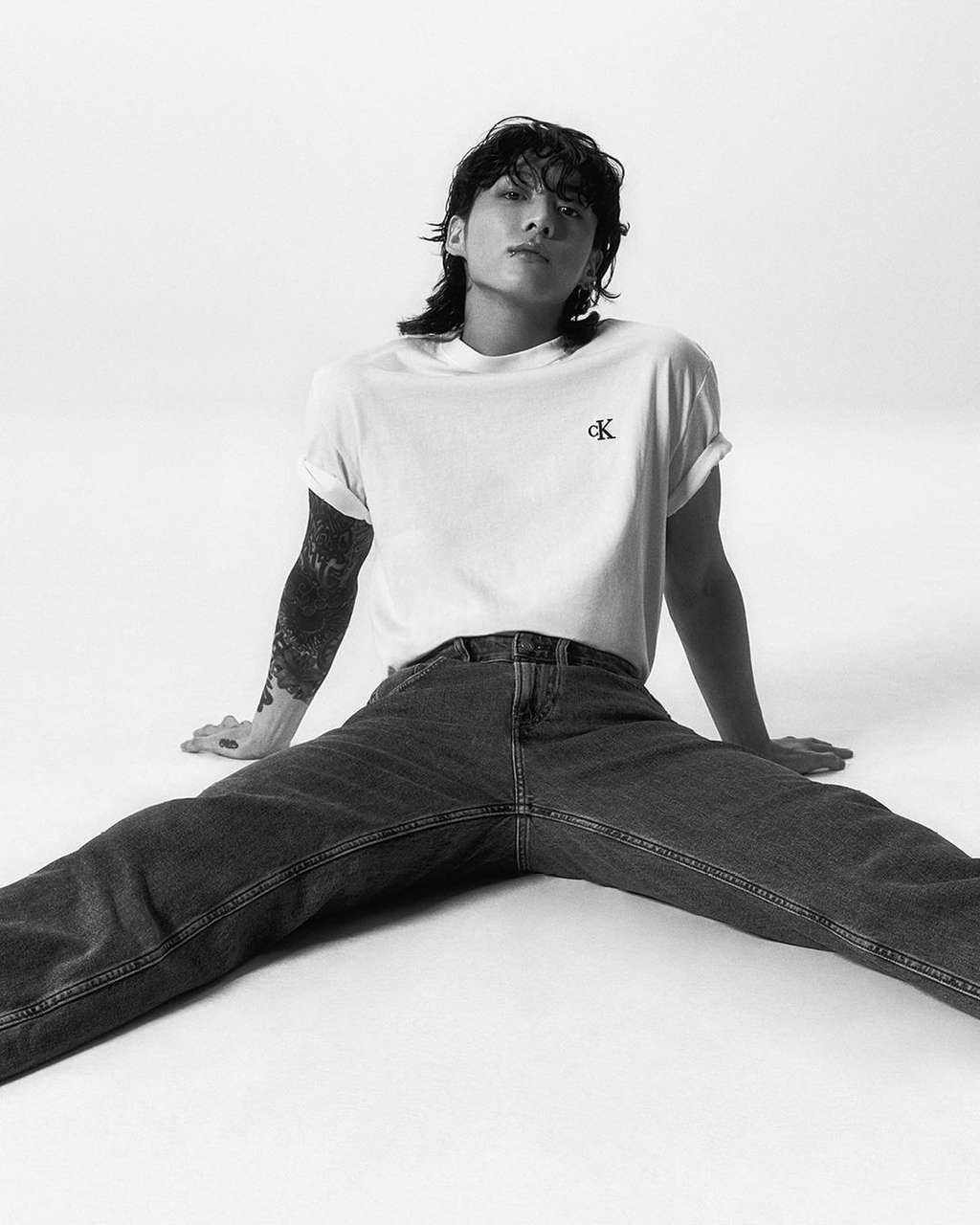 Potret terbaru Jungkook BTS untuk brand Calvin Klein