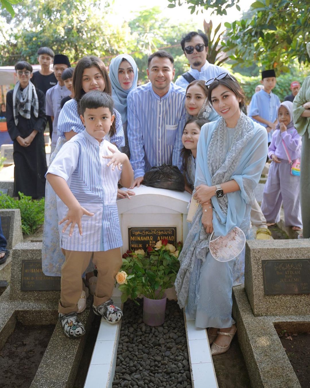 Lama Tak Ziarah, Raffi Ahmad Ajak Keluarga Besar ke Makam Sang Ayah di Hari Idul Fitri 1444 H