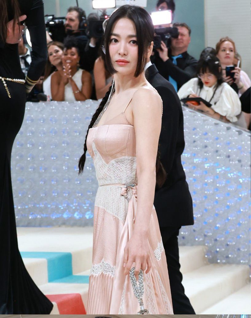 Potret memukau Song Hye Kyo di Red Carpet Met Gala 2023