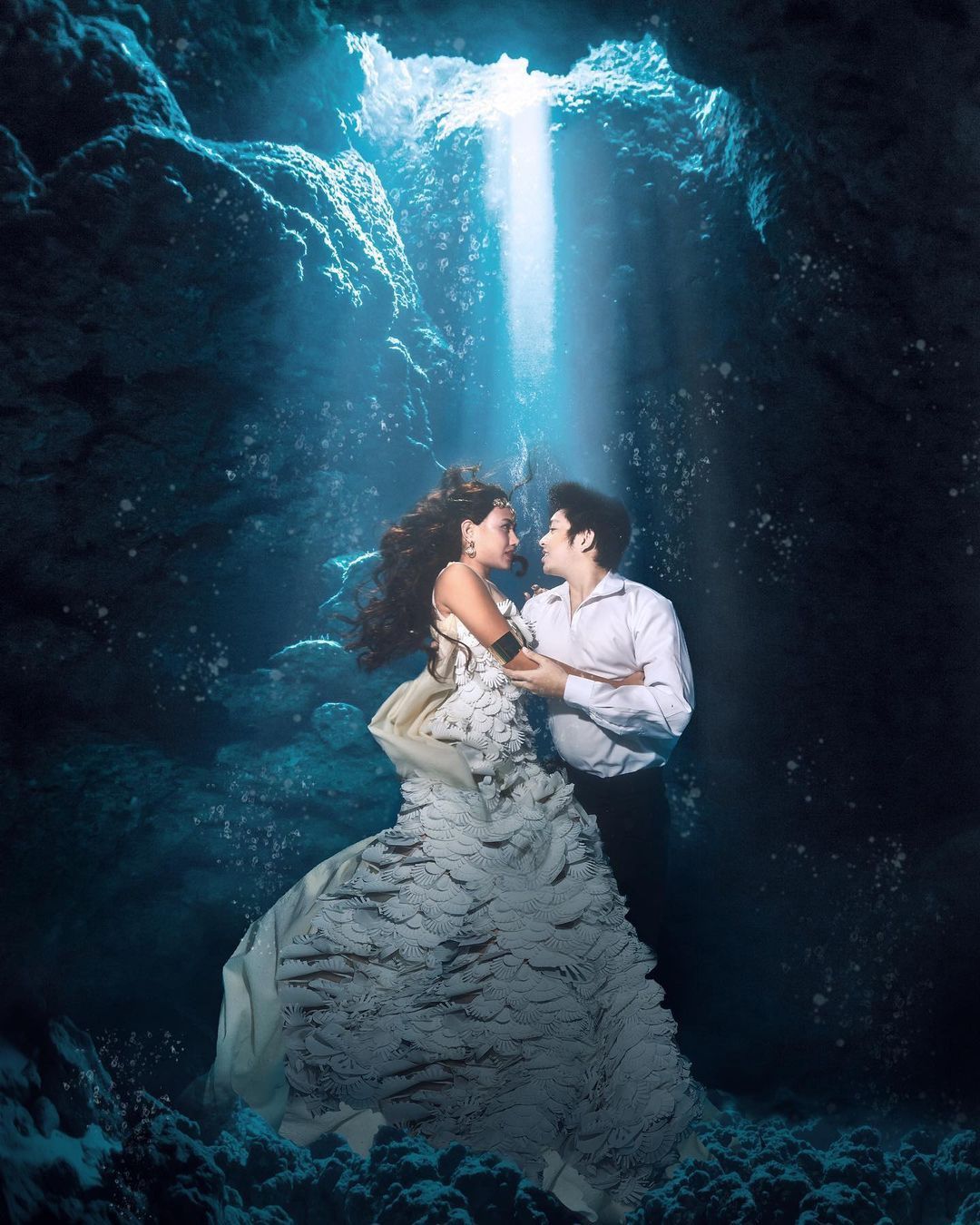 Potret Mesra Shenina Cinnamon dan Angga Yunanda di Sesi Underwater Photoshoot