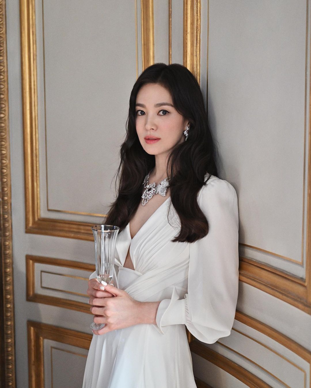 Potret Song Hye Kyo dan Cha Eun Woo bak putri dan pangeran negeri dongeng di event Chaumet