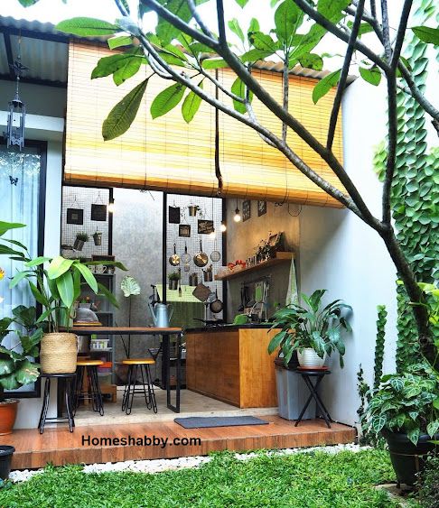 Dapur dan Taman Belakang Rumah Minimalis dengan Tirai Bambu