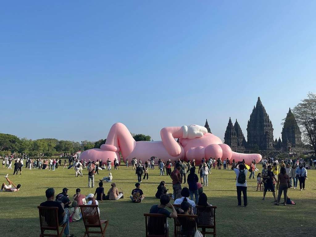 Patung Raksasa KAWS Hadir di Candi Prambanan