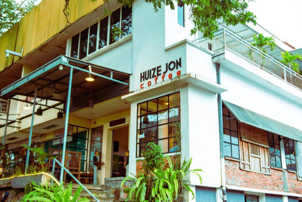 Penginapan Murah di Malang - Huize Jon Hostel