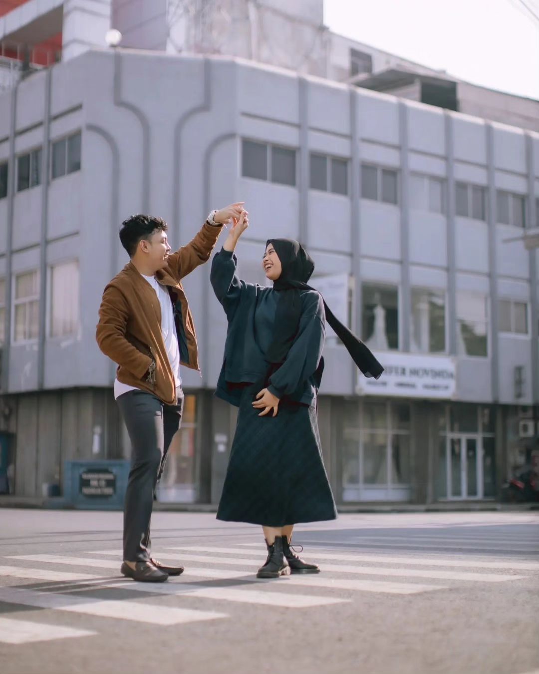 Prewedding Hijab Casual Unik di Jalan