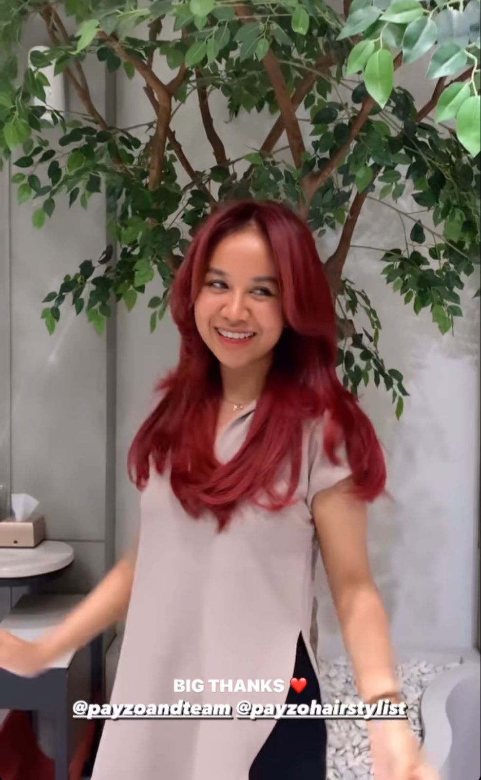 Potret Mayang Lucyana Pamer Rambut Merah Janda Rp10 Juta