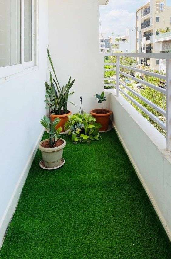 Taman di Balkon Lantai 2 dengan Rumput Sintetis