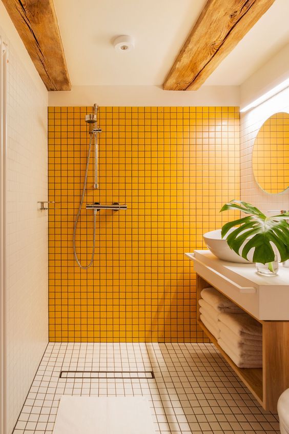 Keramik Dinding Warna Kuning pada Kamar Mandi Rumah