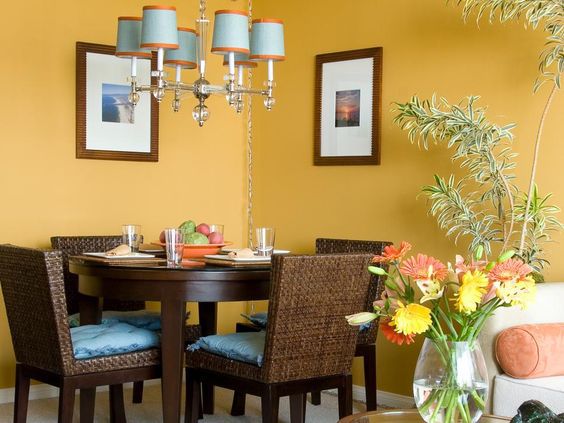 Ruang Makan dengan Cat Warna Kuning