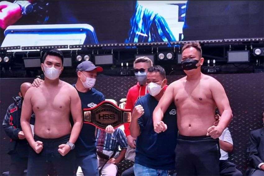 Artis Duel Tinju di Atas Ring