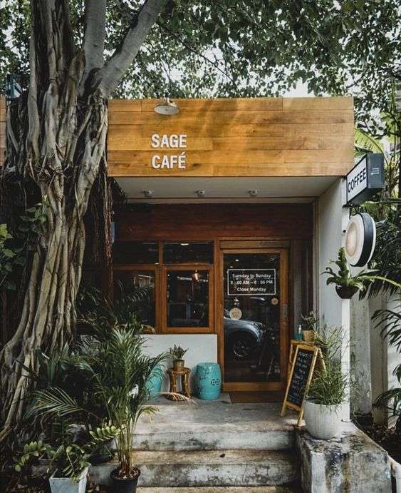 Desain Warung Kopi di Depan Rumah dengan Pohon Besar