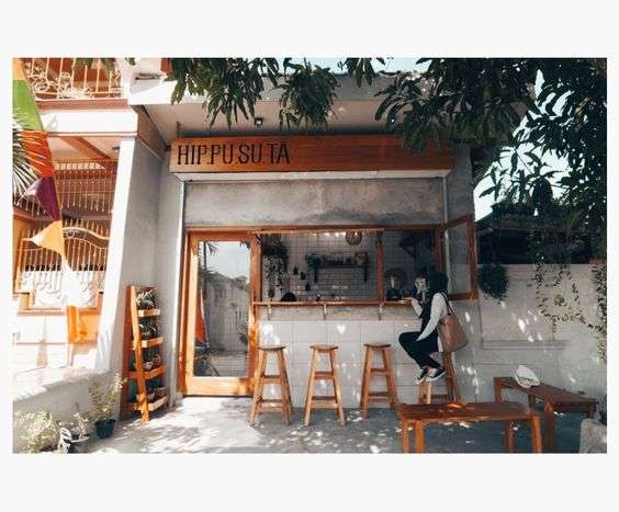 Warung Kopi Kecil di Depan Rumah Perumahan