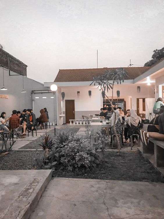 Warung Kopi di Halaman Rumah