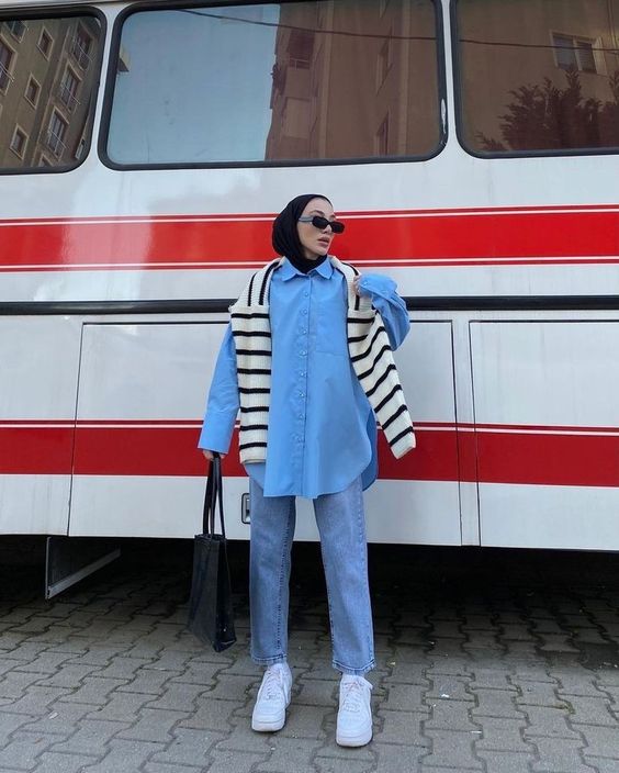 Styling Kemeja Oversize buat Hijabers - Cardigan Over Shoulders Style