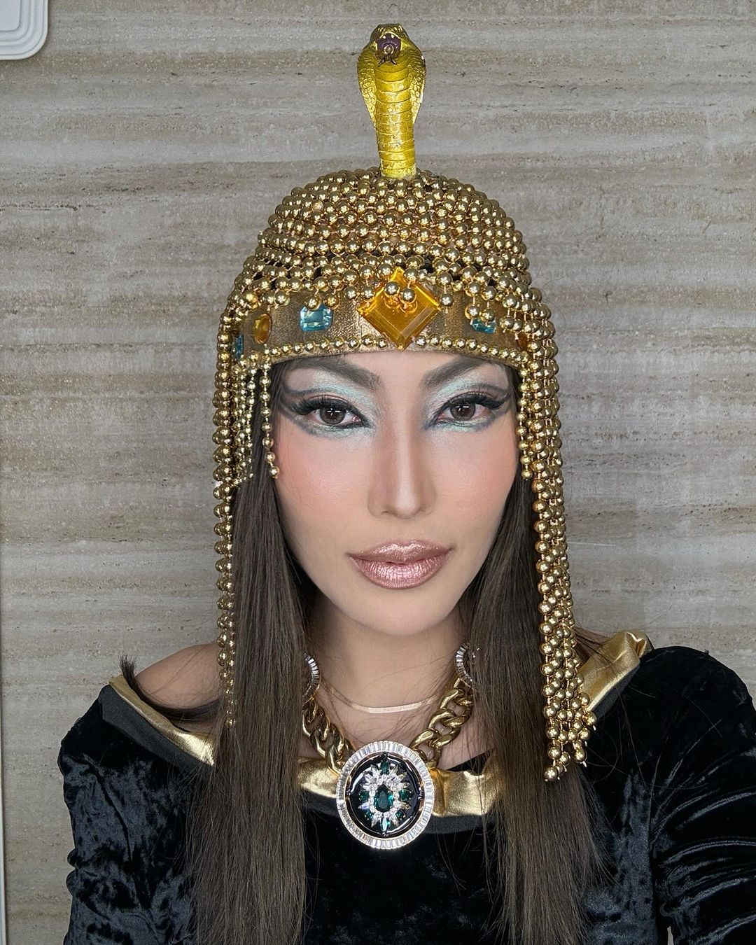 6 Potret Ayu Dewi Cosplay Cleopatra