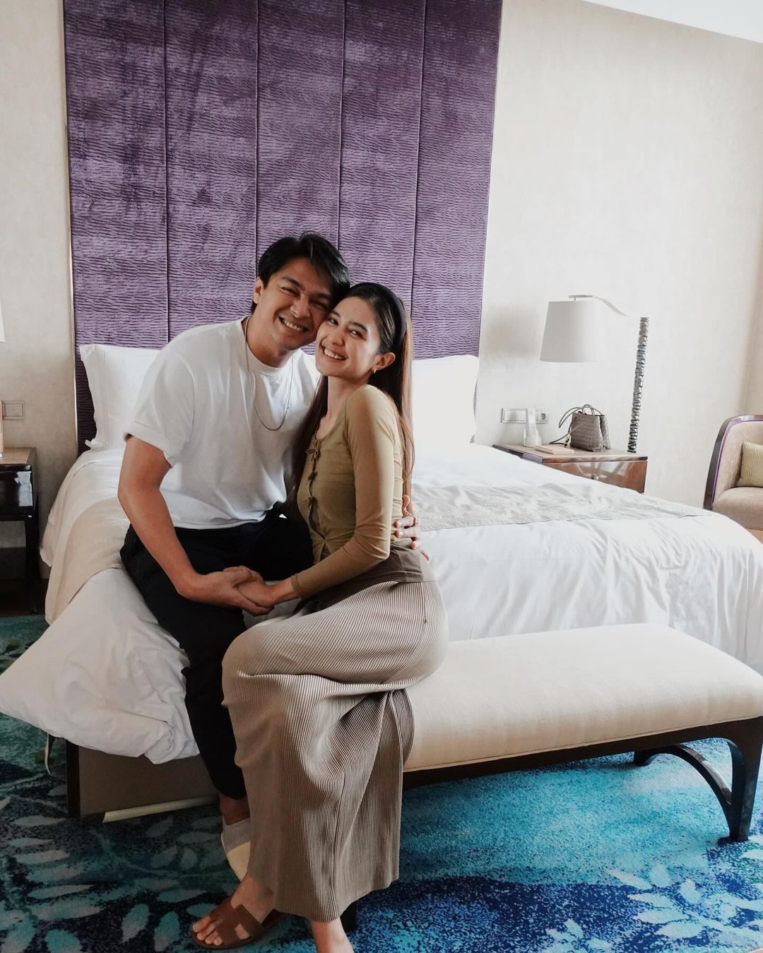 Potret Staycation Mikha Tambayong dan Deva Mahenra untuk Rayakan Anniversary Pernikahan Pertama