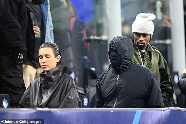 Aksi Nyeleneh Kanye West Pakai Topeng Full Semuka