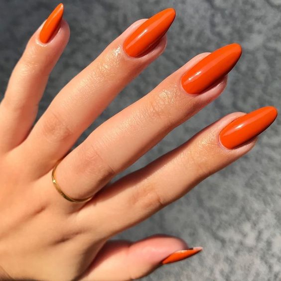 Rekomendasi Warna Nail Art agar Kulit Cerah - Burnt Orange