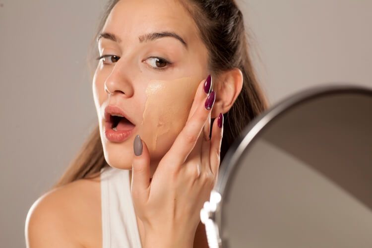 Clean Makeup Look - Gunakan Foundation dengan Tipis