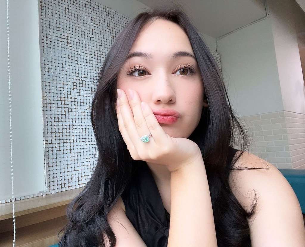 Laura Moane Dikasih Cincin Maia Estianty