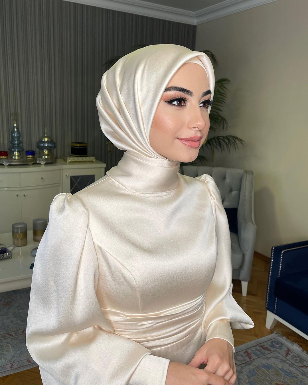 Hijab Satin untuk Tampil Glamour