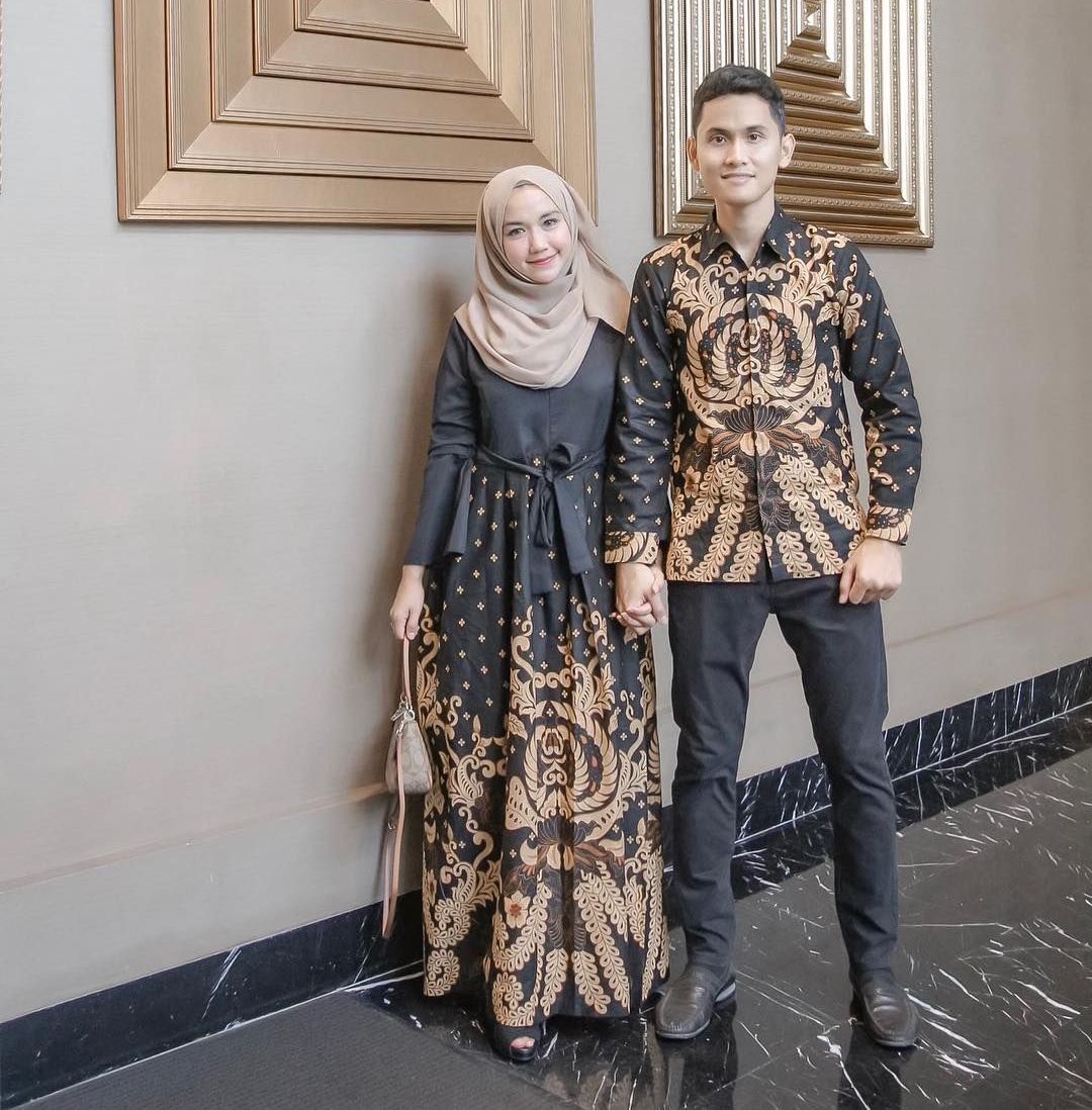 Rekomendasi Baju Lebaran Couple - Outfit dengan Aksen Emas