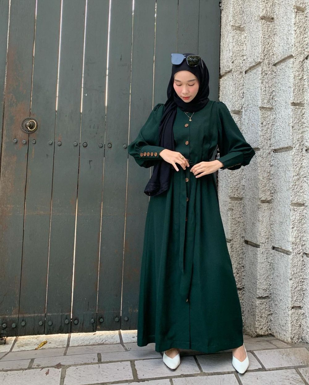 Warna Baju Lebaran Yang Cocok Untuk Kulit Sawo Matang - Emerald Green