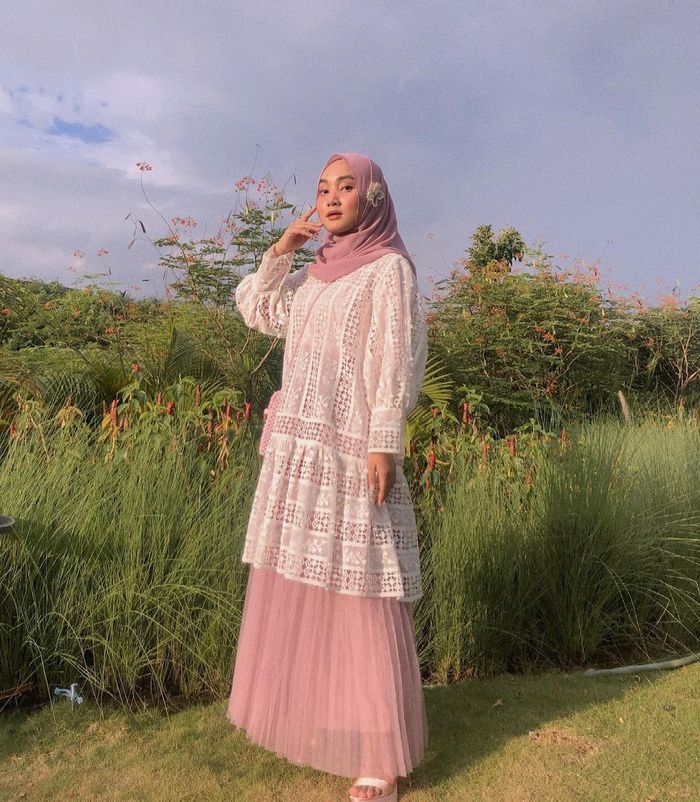 Warna Baju Lebaran Yang Cocok Untuk Kulit Sawo Matang - Pink