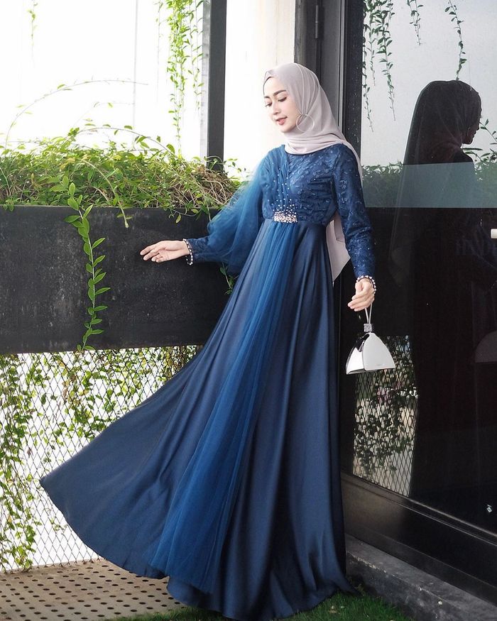 Warna Baju Lebaran Yang Cocok Untuk Kulit Sawo Matang - Royal Blue