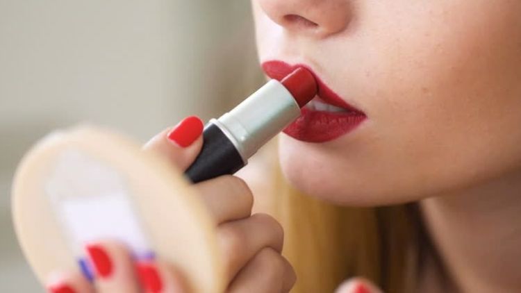 Tips Makeup Tahan Lama - Gunakan Lip Liner Sebelum Lipstik