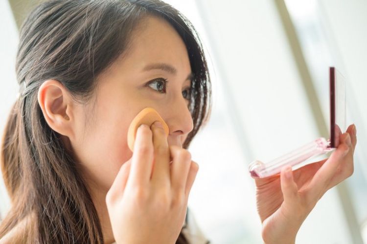 Tips Makeup Tahan Lama - Set Foundation dan Concealer dengan Bedak Transparan