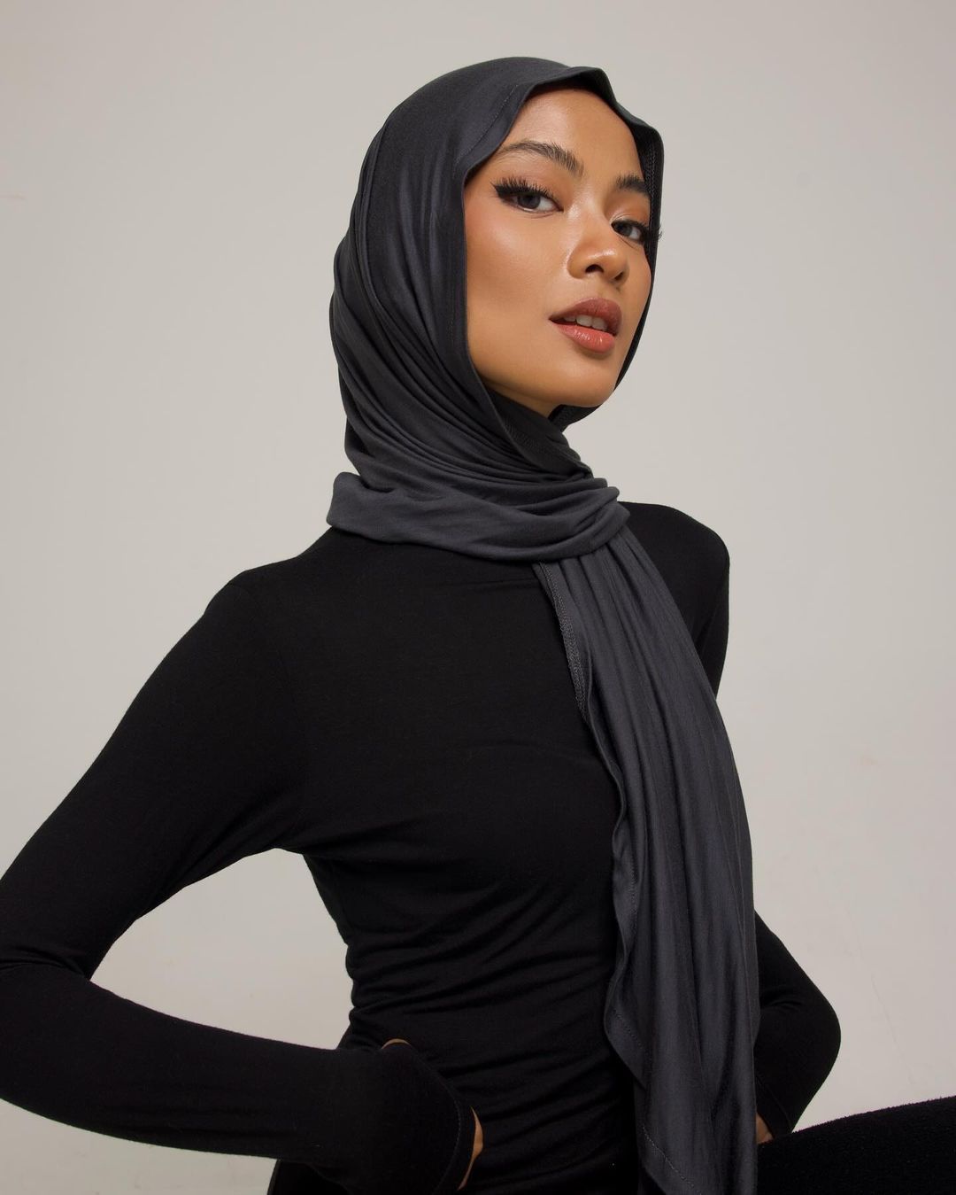 Warna Jilbab Lebaran Untuk Kulit Sawo Matang - Abu-abu Tua