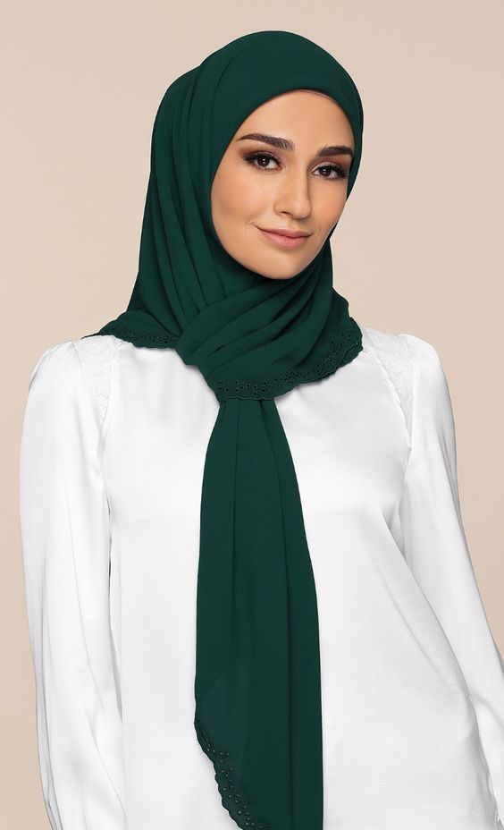 Warna Jilbab Lebaran Untuk Kulit Sawo Matang - Hijau Emerald