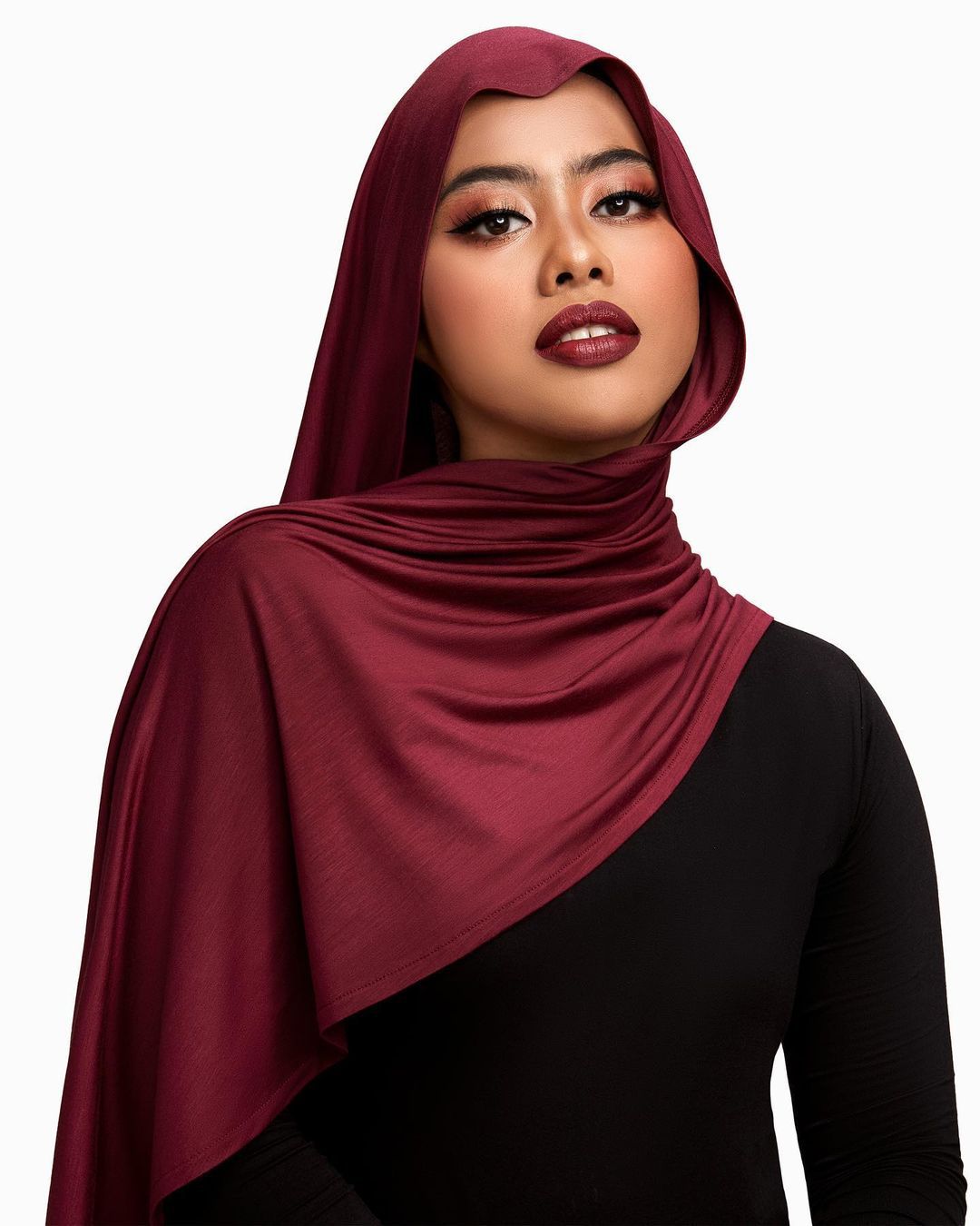 Warna Jilbab Lebaran Untuk Kulit Sawo Matang - Merah Maroon