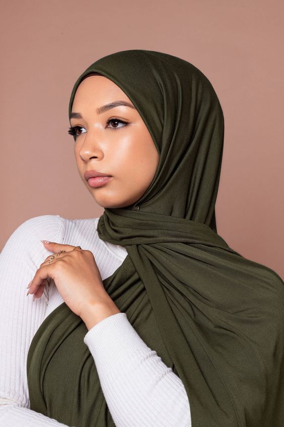 Warna Jilbab Lebaran Untuk Kulit Sawo Matang - Olive Tua