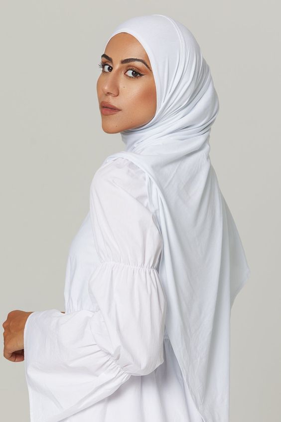 Warna Jilbab Lebaran Untuk Kulit Sawo Matang - Putih