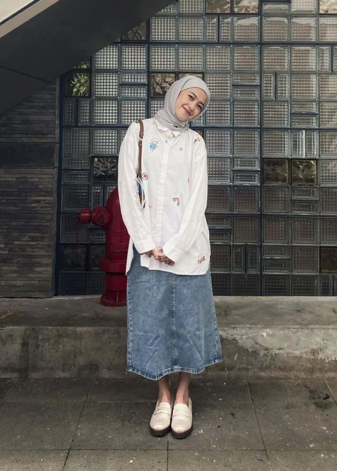 Rekomendasi Outfit Bukber - Rok Denim dan Kemeja putih