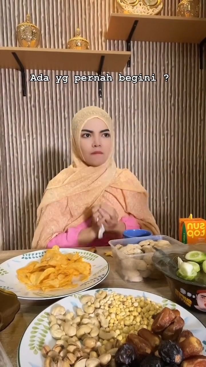 Dinar Candy Pakai Hijab
