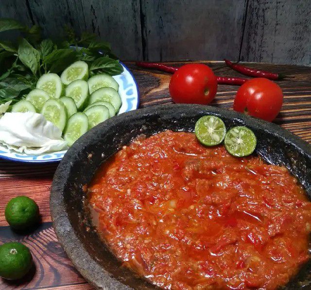 Cara Membuat Resep Sambal Terasi Tomat Pedas