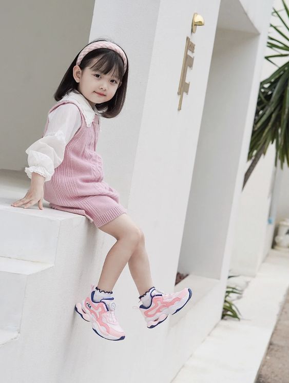 Model Rambut Anak Perempuan Ala Korea - Bob Pendek dengan Bando