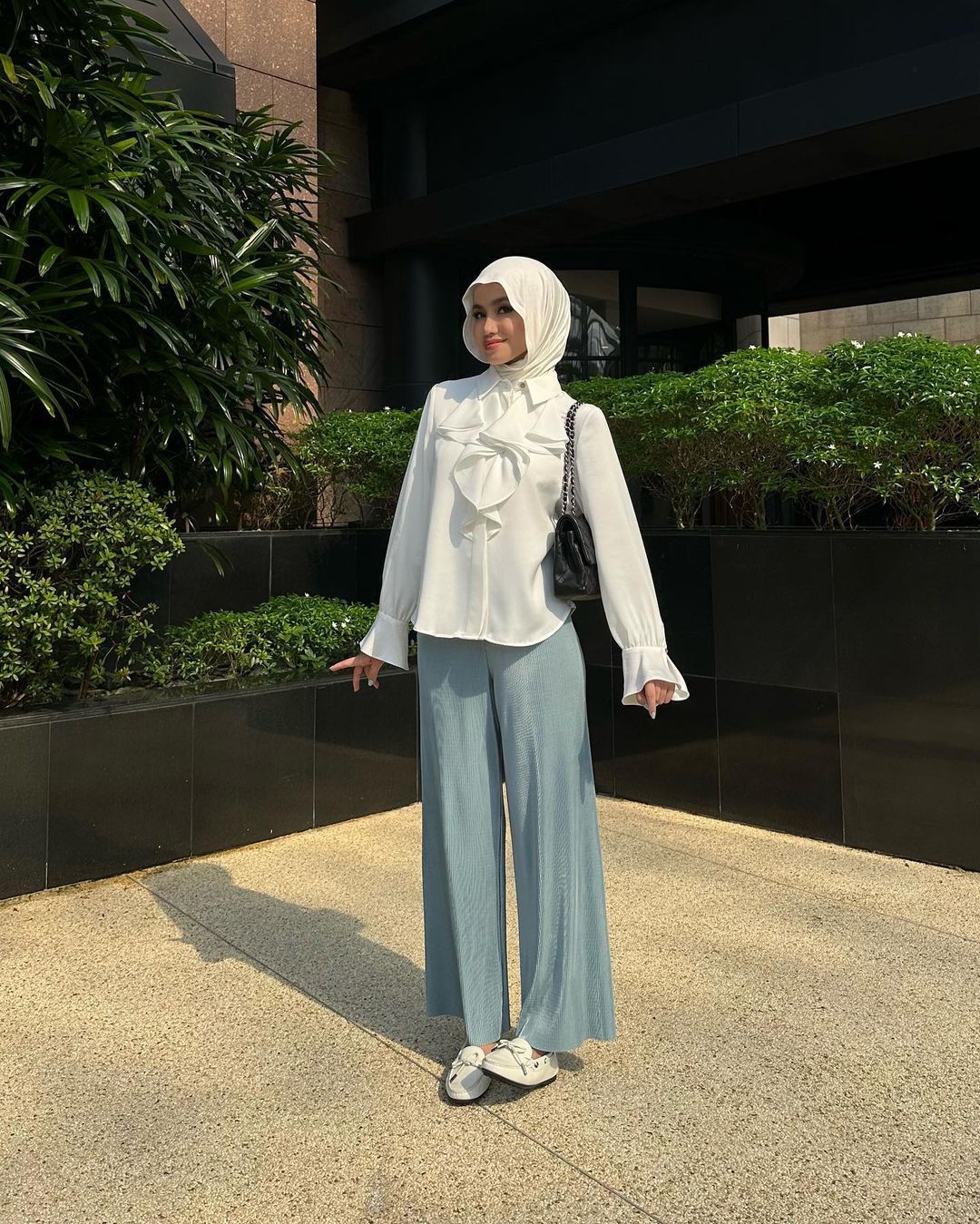 Inspirasi Outfit Elegan Ala Selebgram Sashfir - Blouse Putih dengan Celana Kulot Plisket Biru