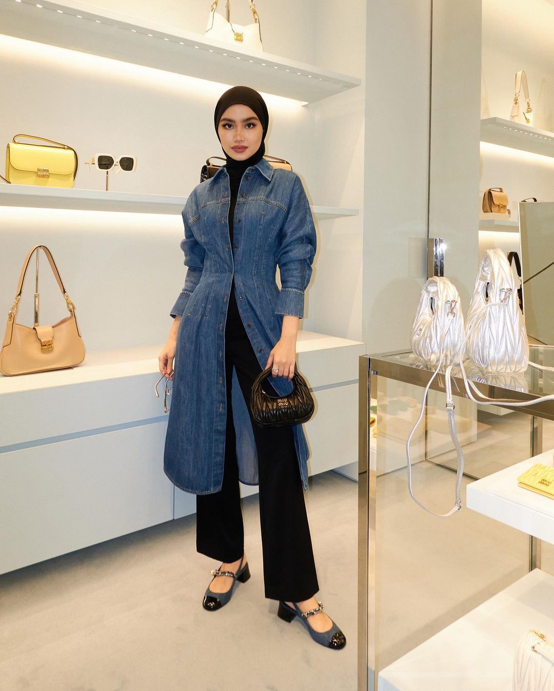 Inspirasi Outfit Elegan Ala Selebgram Sashfir - Coat Denim dengan Celana Hitam Wide Leg