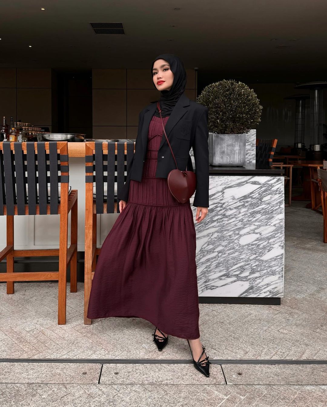 Inspirasi Outfit Elegan Ala Selebgram Sashfir - Dress Maroon dengan Blazer Hitam