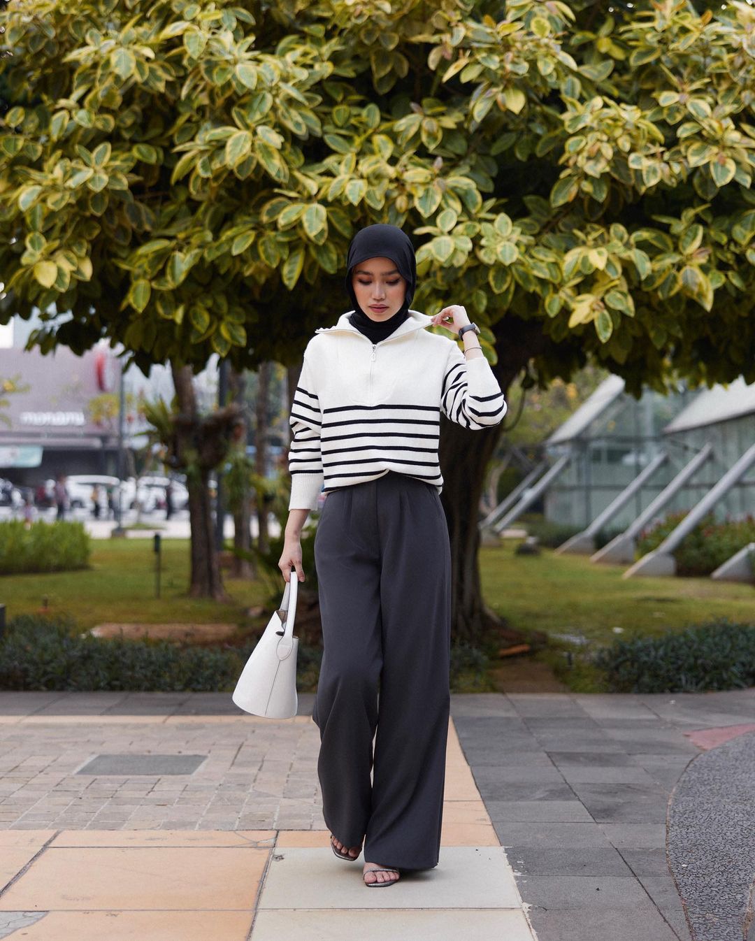 Inspirasi Outfit Elegan Ala Selebgram Sashfir - Knit Wear Garis-Garis dengan Celana Bahan