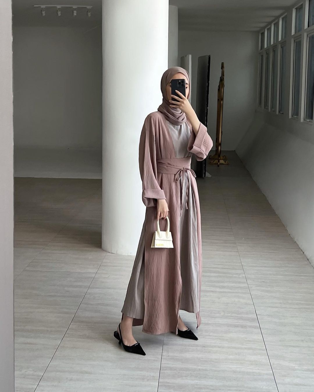 Inspirasi Outfit Elegan Ala Selebgram Sashfir - Two Tone Dress dengan Ornamen Tali Depan