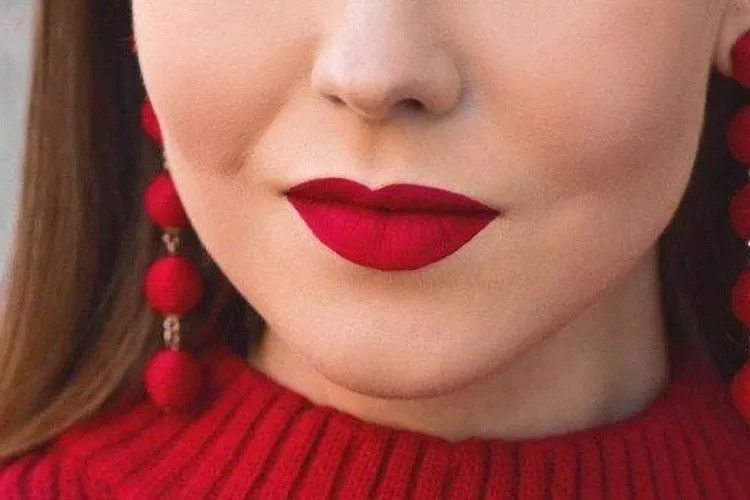 Warna Lipstik Yang Cocok Untuk Usia 40 Tahun - Merah